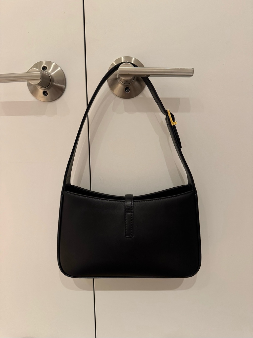 Saint Laurent Black Leather Shoulder Bag 5 à 7 - Picture 2 of 6